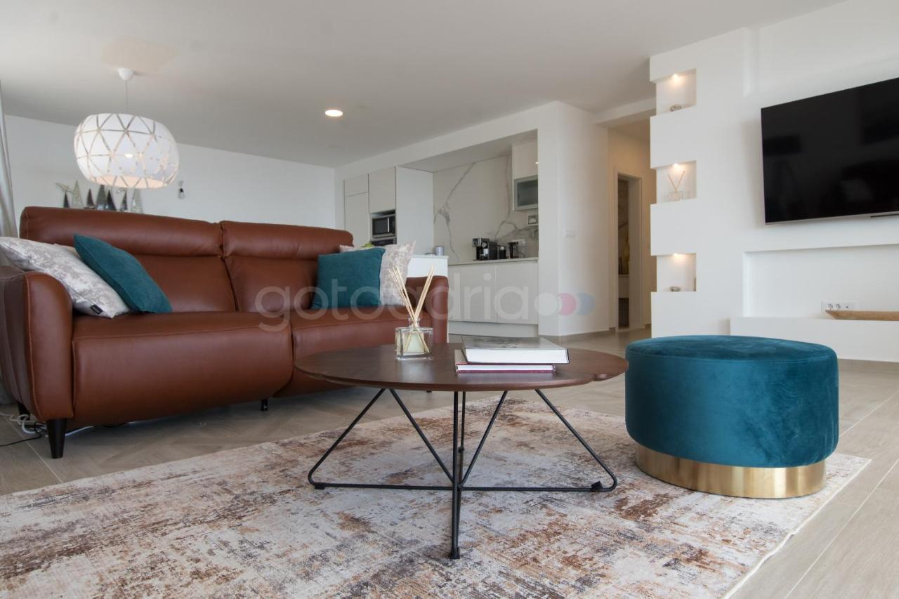 Villa Smaragd - Opal - Luxury Apt With Shared Pool And Private Hot Tub Makarska Eksteriør bilde