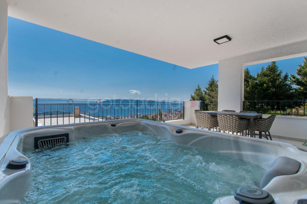 Villa Smaragd - Opal - Luxury Apt With Shared Pool And Private Hot Tub Makarska Eksteriør bilde