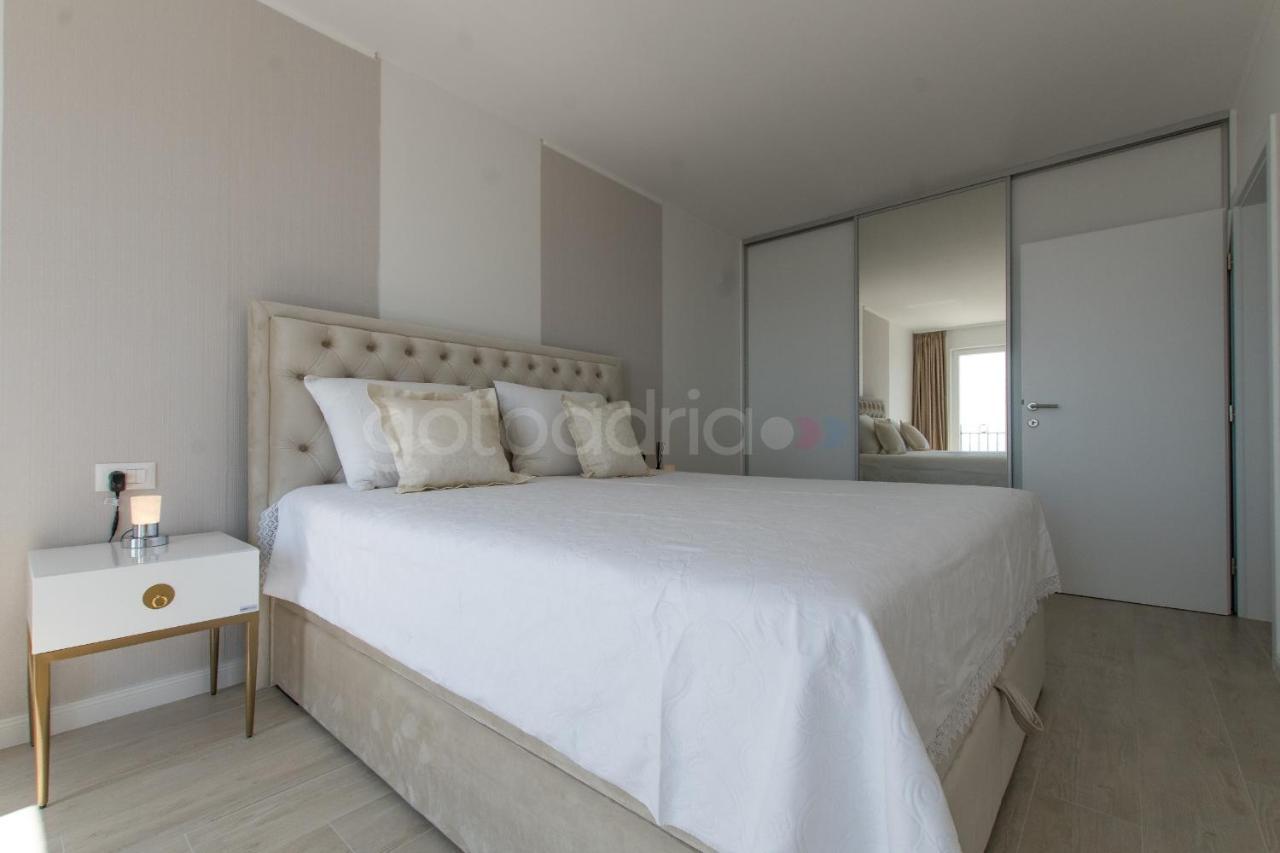 Villa Smaragd - Opal - Luxury Apt With Shared Pool And Private Hot Tub Makarska Eksteriør bilde