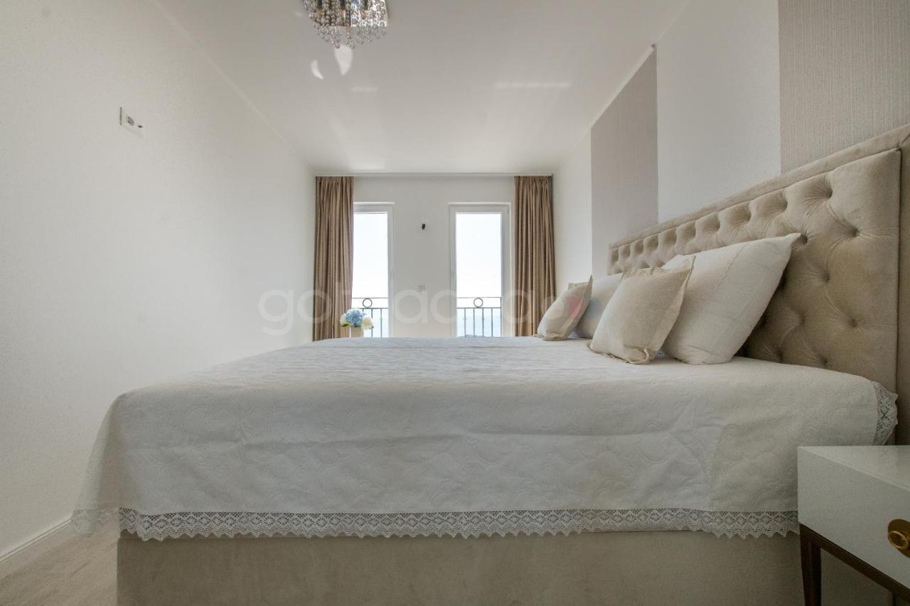 Villa Smaragd - Opal - Luxury Apt With Shared Pool And Private Hot Tub Makarska Eksteriør bilde