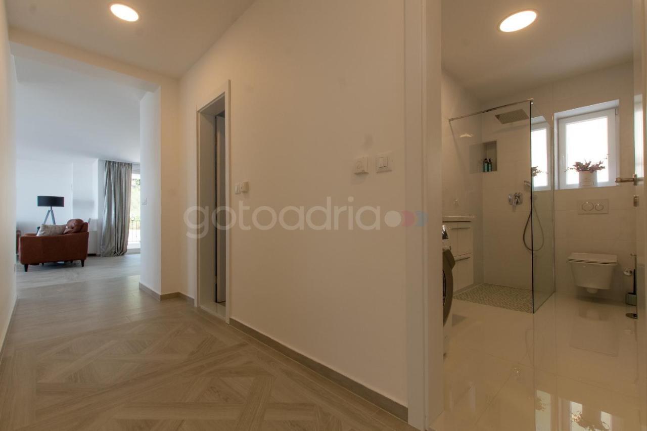 Villa Smaragd - Opal - Luxury Apt With Shared Pool And Private Hot Tub Makarska Eksteriør bilde