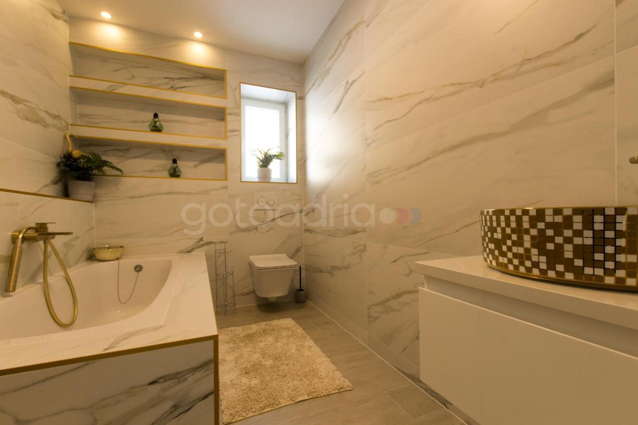 Villa Smaragd - Opal - Luxury Apt With Shared Pool And Private Hot Tub Makarska Eksteriør bilde