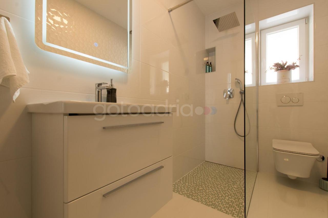 Villa Smaragd - Opal - Luxury Apt With Shared Pool And Private Hot Tub Makarska Eksteriør bilde
