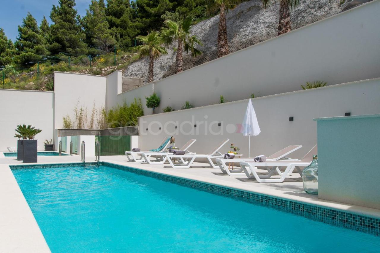 Villa Smaragd - Opal - Luxury Apt With Shared Pool And Private Hot Tub Makarska Eksteriør bilde
