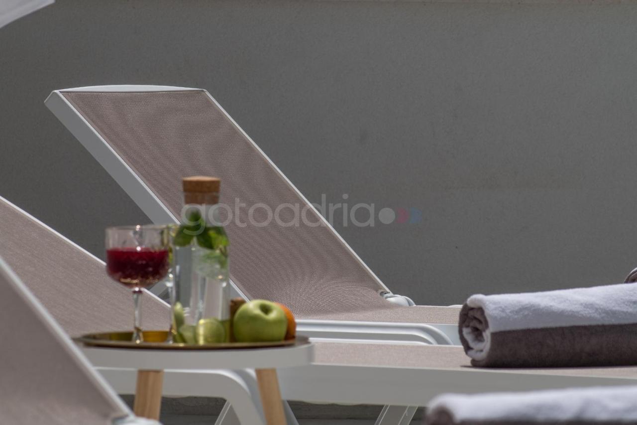 Villa Smaragd - Opal - Luxury Apt With Shared Pool And Private Hot Tub Makarska Eksteriør bilde