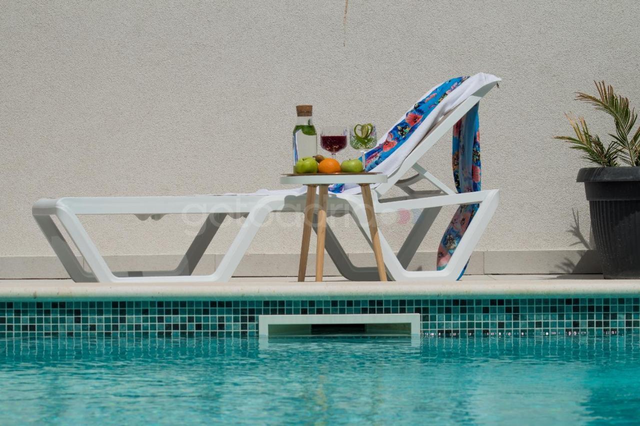 Villa Smaragd - Opal - Luxury Apt With Shared Pool And Private Hot Tub Makarska Eksteriør bilde