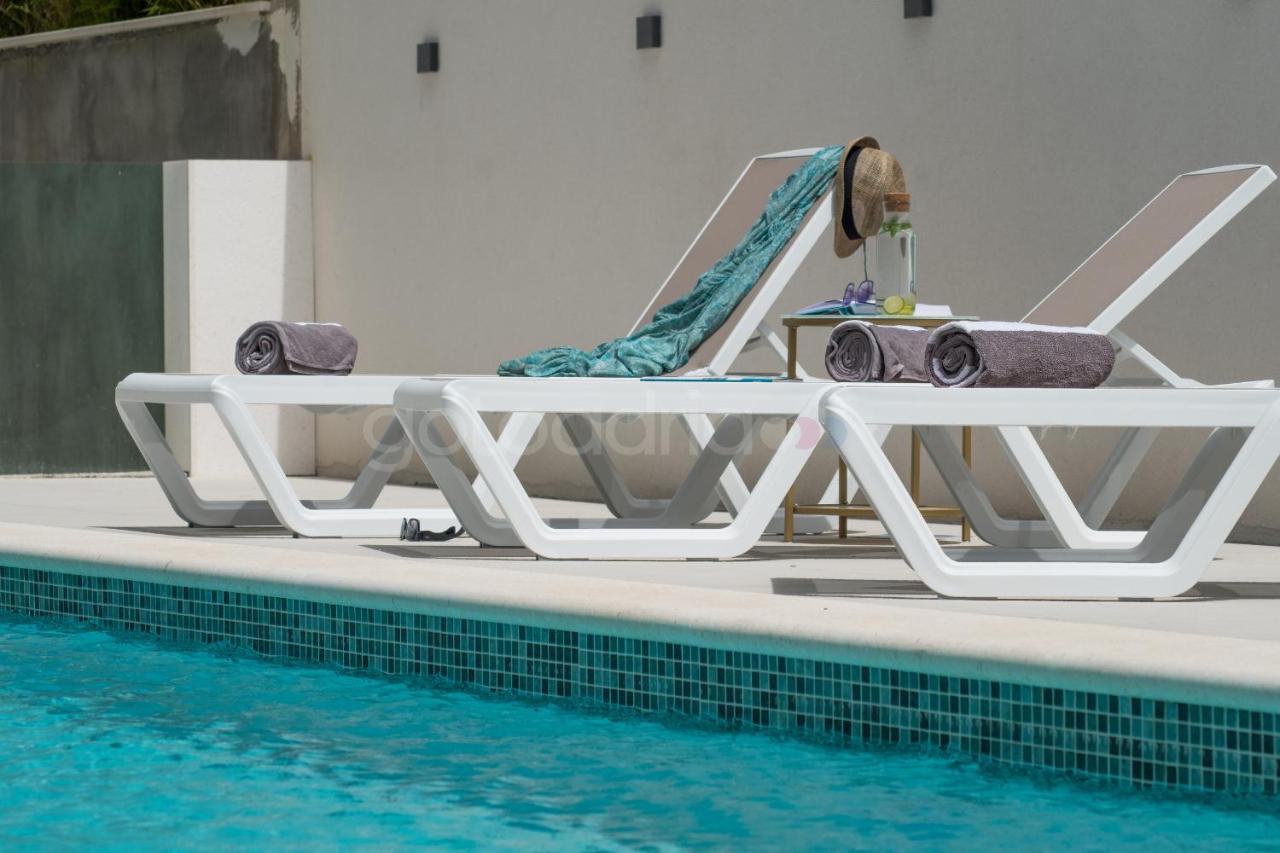 Villa Smaragd - Opal - Luxury Apt With Shared Pool And Private Hot Tub Makarska Eksteriør bilde