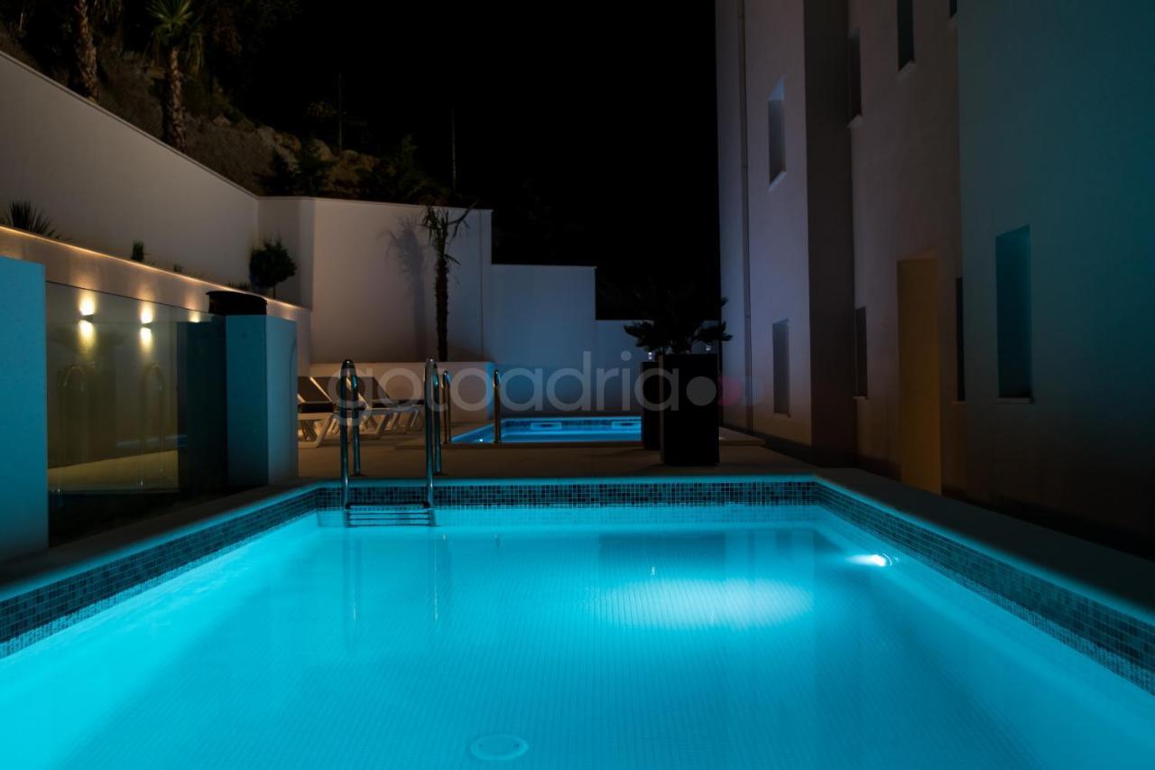 Villa Smaragd - Opal - Luxury Apt With Shared Pool And Private Hot Tub Makarska Eksteriør bilde