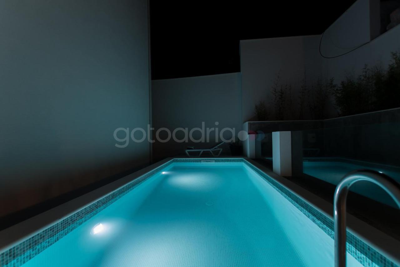 Villa Smaragd - Opal - Luxury Apt With Shared Pool And Private Hot Tub Makarska Eksteriør bilde